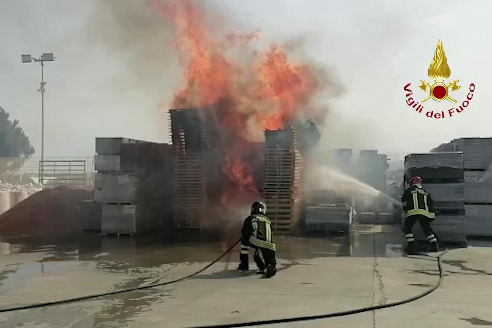 Incendio a Quartu, le fiamme raggiungono una rivendita edile