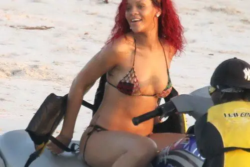 Rihanna in acquascooter alle Barbados