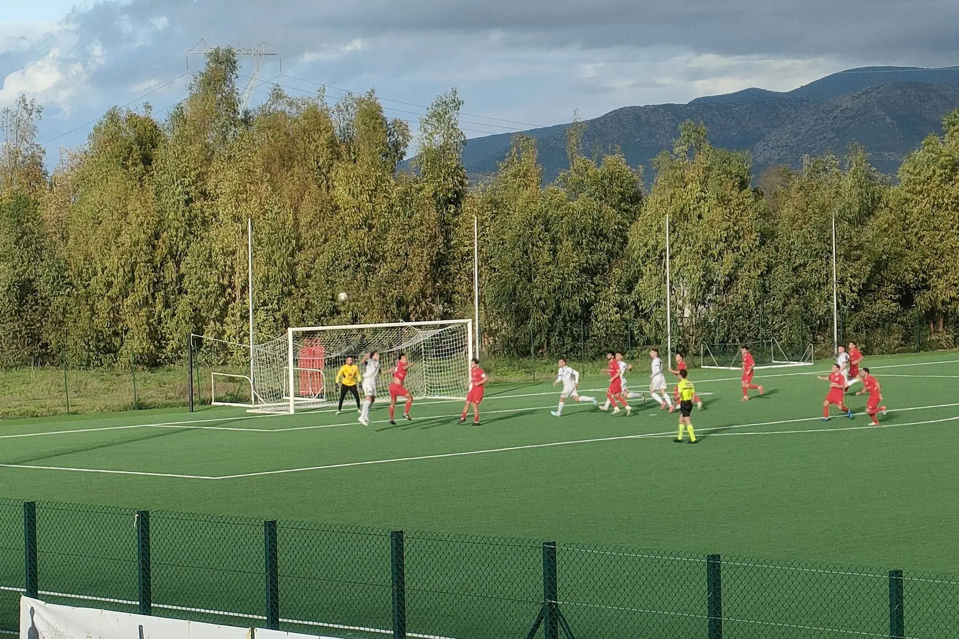 Una conclusione a rete del Terralba contro il Cus Cagliari (foto di Giacomo Pala)