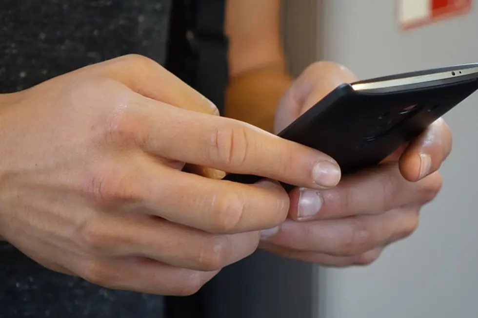 Sms, attenzione alla truffa (foto Ansa)