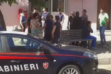 I carabinieri davanti all'ufficio delle Poste