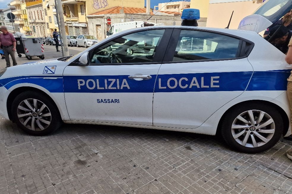 Un'auto della polizia locale (L'Unione Sarda - E. Floris)