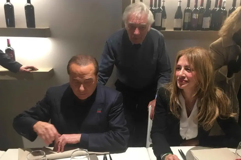 Berlusconi a tavola con Daniela Noli (foto Andrea Serreli)