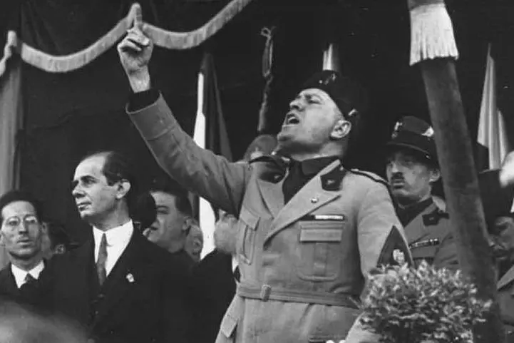 Mussolini durante un discorso (archivio L'Unione Sarda)