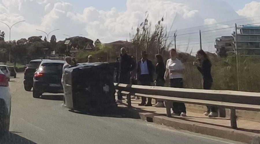 Un’auto si ribalta, conducente illeso