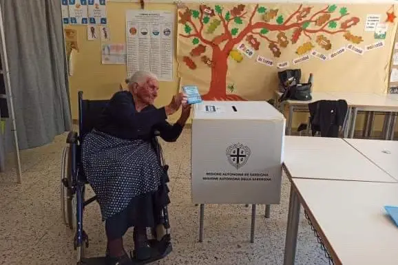 Assunta Pili vota al seggio di Monte Attu (foto concessa da Gianluca Moro)