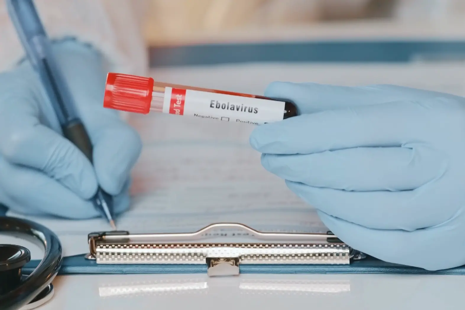 Ebola, Sotgiu (Css): «Necessari filtri adeguati, le compagnie aeree devono collaborare»