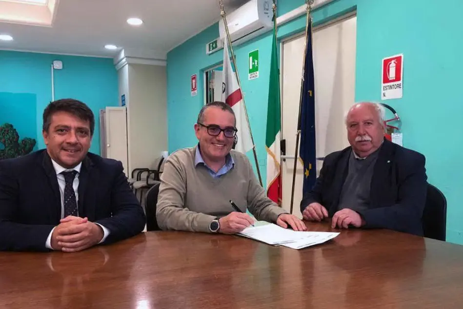 La firma dell'accordo (foto L'Unione Sarda - Pintori)