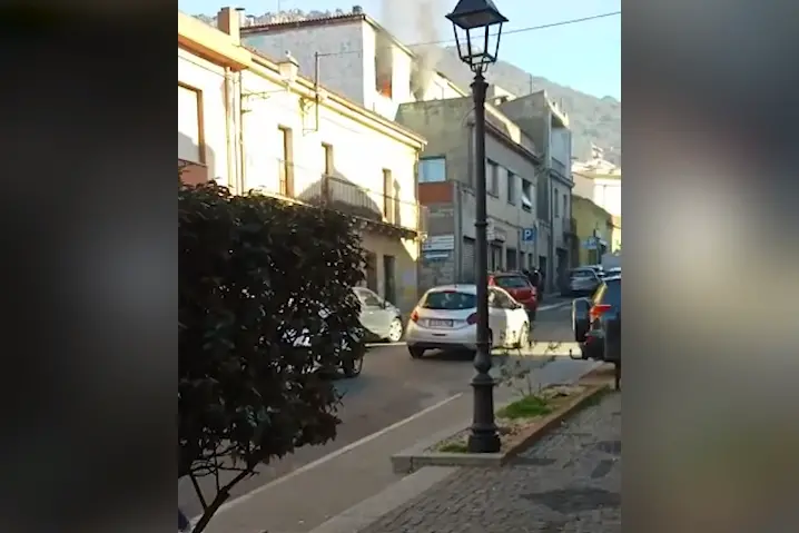 Palazzina in fiamme ad Arbus (foto da frame video)