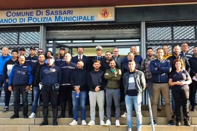 Il sindaco Mascia, il comandante Serra e alcuni agenti della Polizia Locale di Sassari
