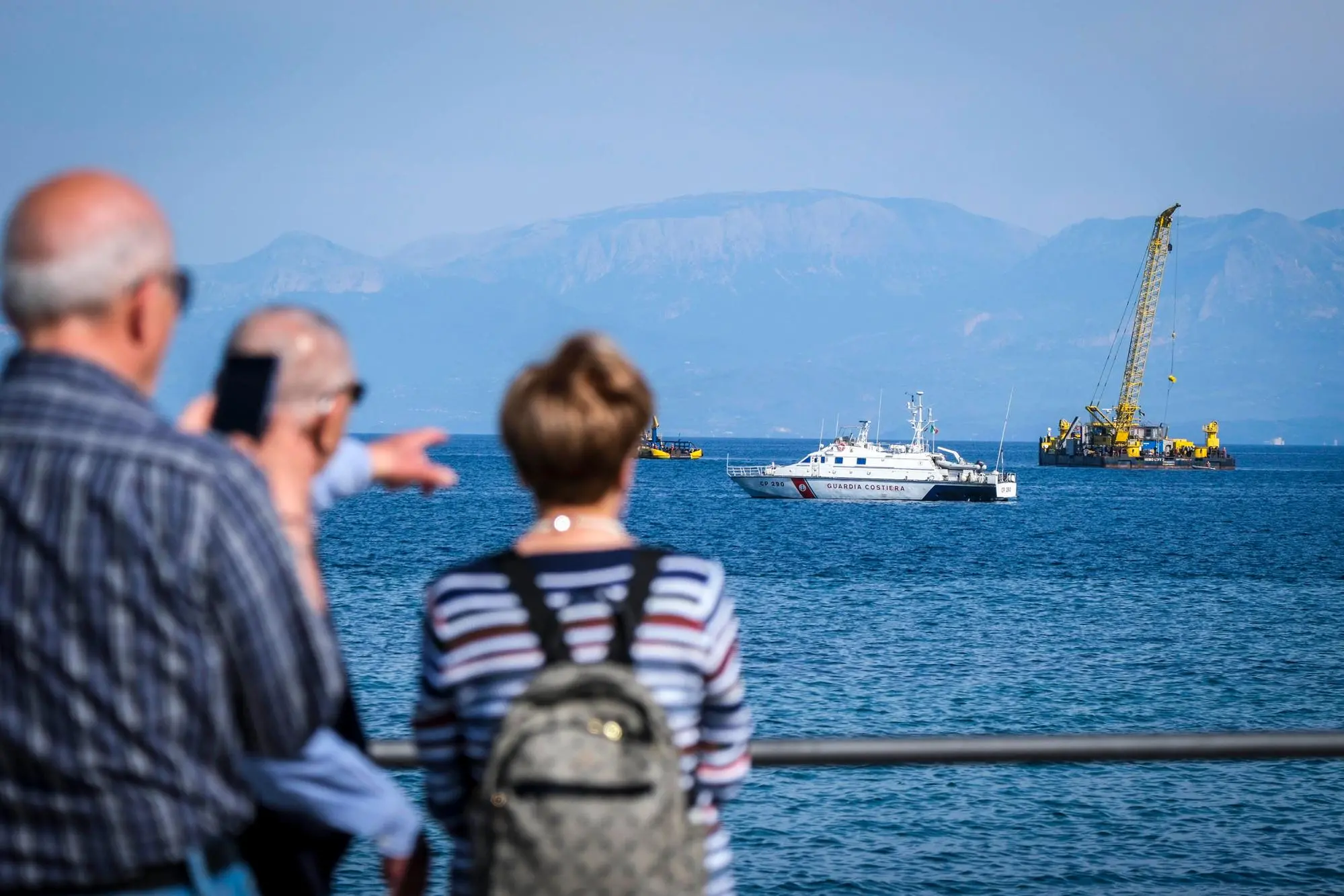 Hebo Lift, la nave gru che si sta occupando del recupero dello yacht (Ansa)