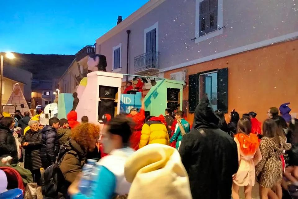 Un momento della sfilata di Carnevale a Bonnanaro (foto Antonio Caria)