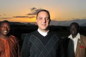 Padre Ignazio (al centro), a sinistra il responsabile della missione, a destra il ministro Alie Kamara