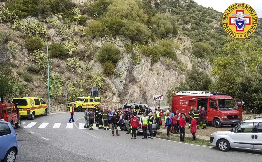 Impegnati vigili del fuoco, unità cinofile, personale di Forestas e del Soccorso Alpino, oltre ai Carabinieri e volontari del luogo