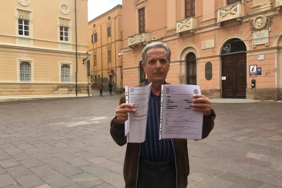 Antonello Palmas mostra i documenti presentati per l’invalidità della suocera (foto Cinzia Simbula)