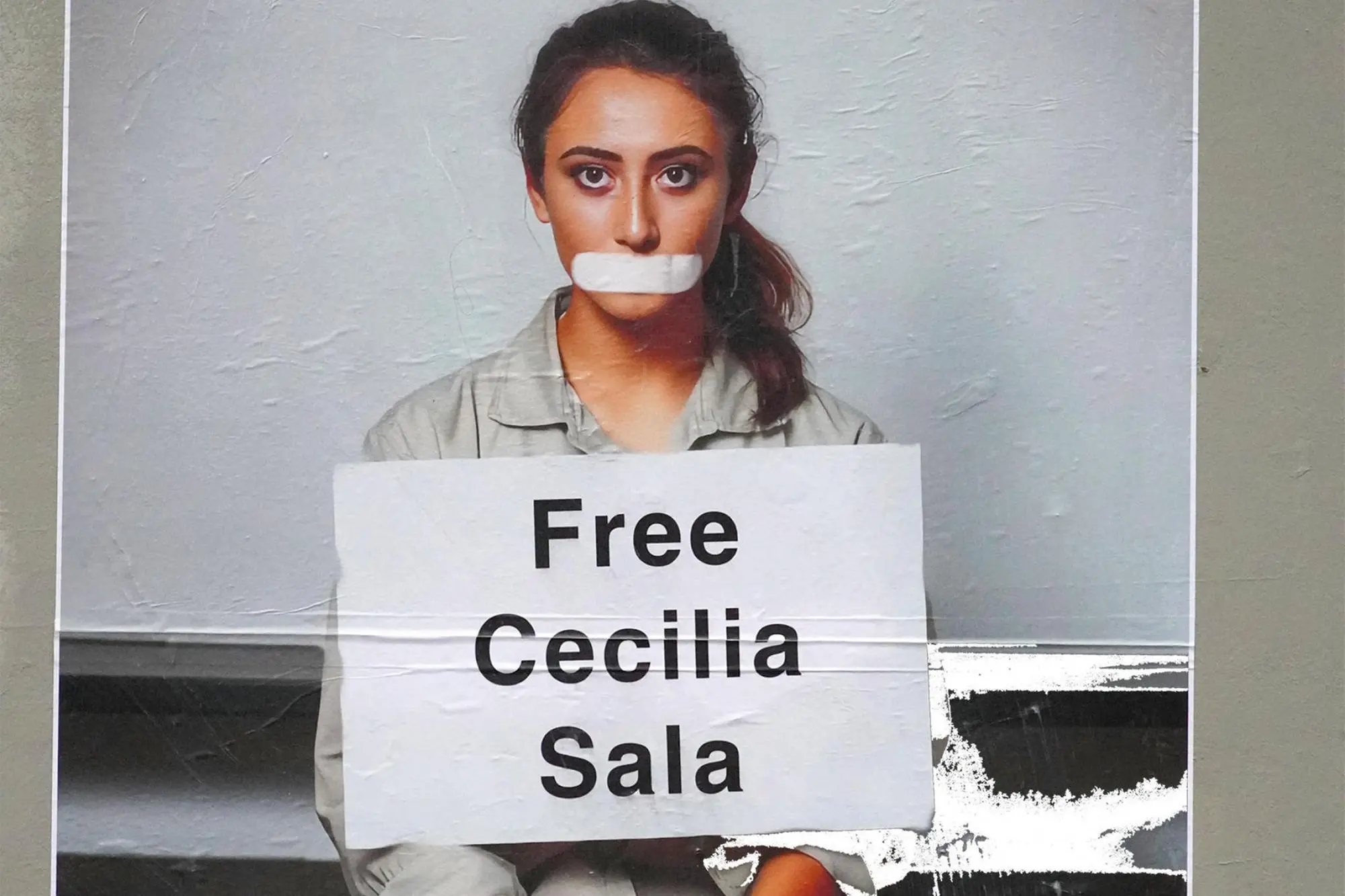 "Free Cecilia Sala", opera dello street artist Ozmo a Parigi (Ansa)