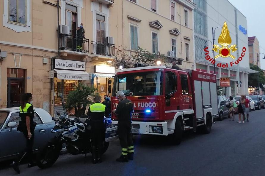Paura in centro a Cagliari, crolla la mensola di un balcone
