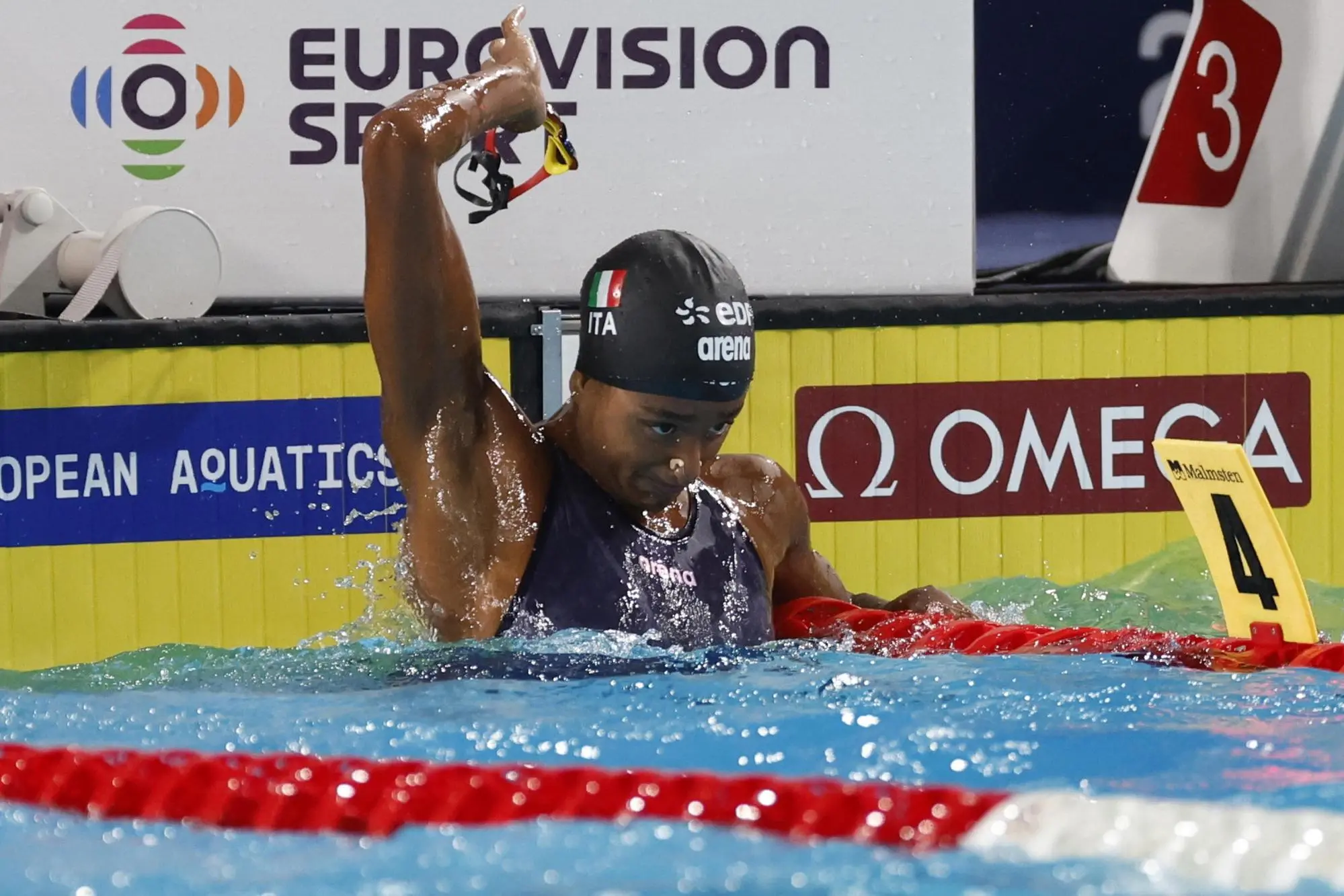epa13164222 Sara Curtis of Italy reacts after setting a new world record in the Women's 50m Backstroke Semifinals of the Swimming at the European Aquatics Championships in Paris, France, 12 August 2026. EPA/MOHAMMED BADRA