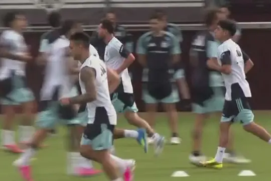 Messi si allena con l'Argentina. Scaloni rassicura: sta molto meglio