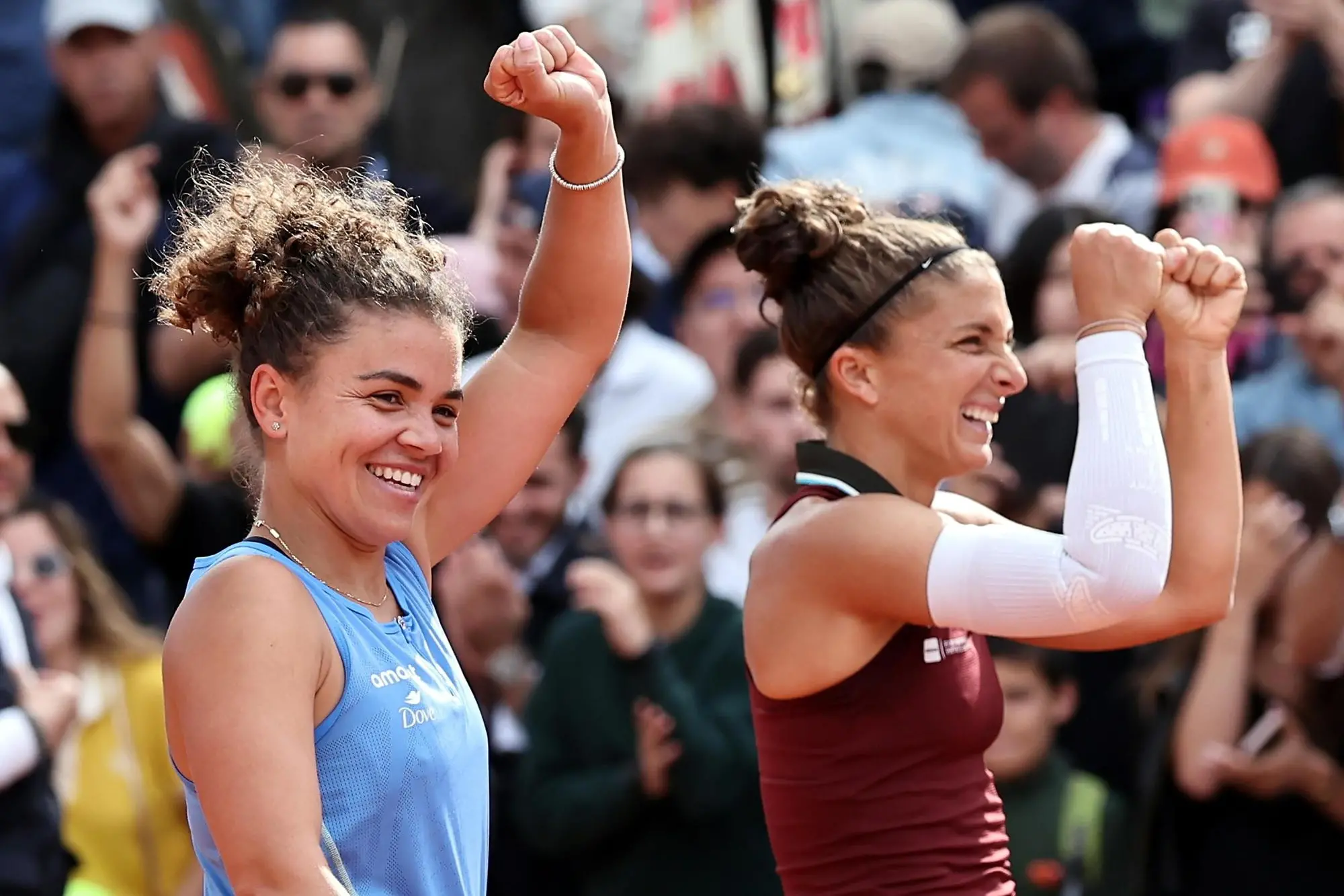 Sara Errani e Jasmine Paolini festeggiano la vittoria al doppio femminile del Roland Garros (foto Ansa)