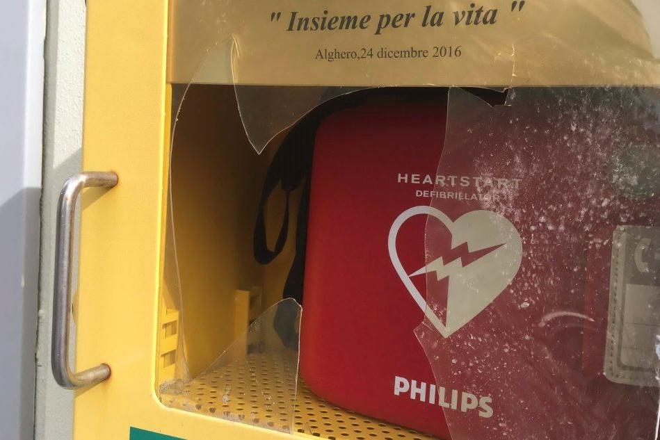 Alghero, vandali prendono di mira il defibrillatore donato alla città