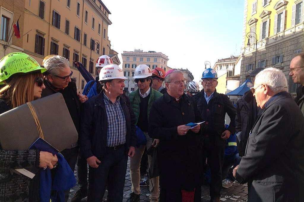 Monsignor Arrigo Miglio con un gruppo di operai sardi (Archivio L'Unione Sarda)