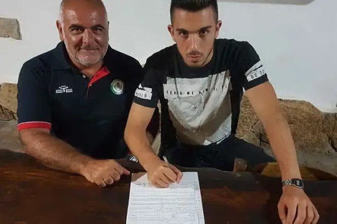 La firma (foto L'Unione Sarda - Serreli)