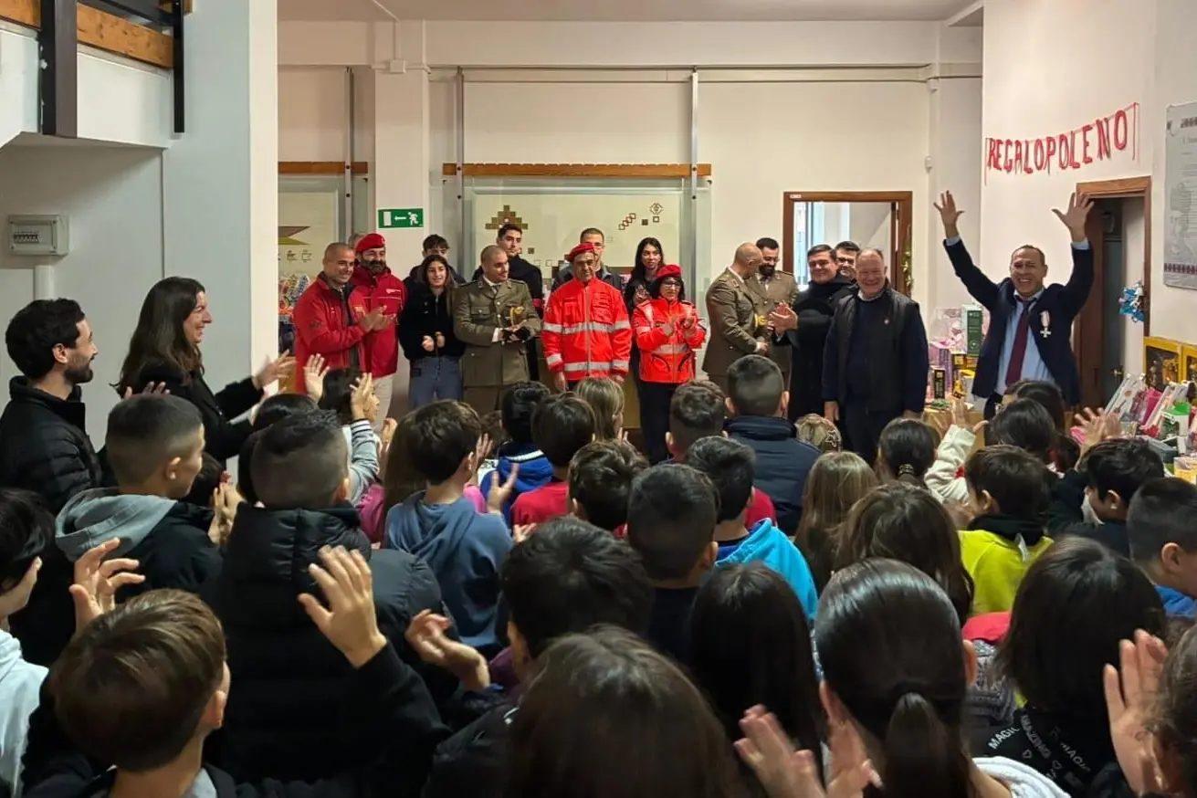 La cerimonia di consegna dei doni raccolti dal Convitto Canopoleno di Sassari (foto ufficio stampa)