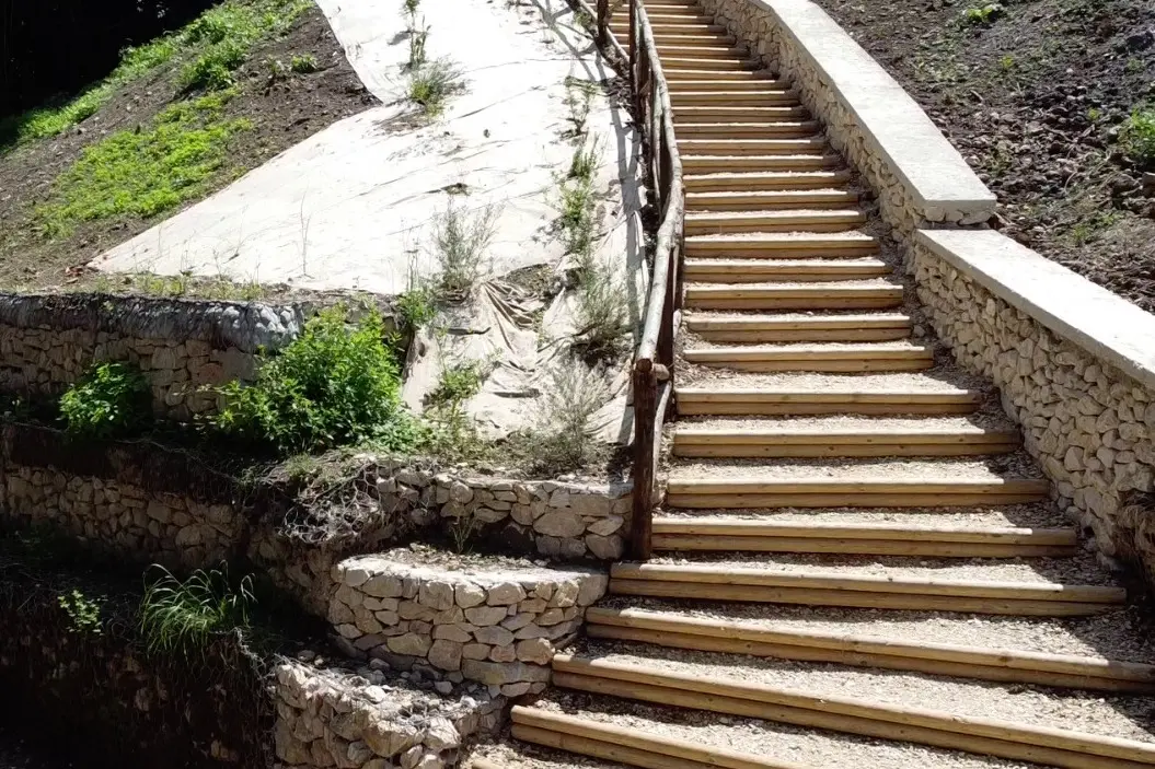 La scalinata di collegamento tra Sa Tregonaia e Don Micheli (foto concessa)