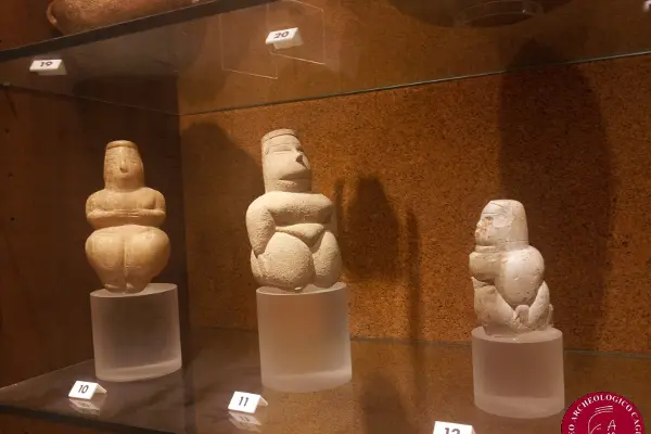 Staute di Dea Madre al Museo Archeologico di Cagliari (Foto Man)