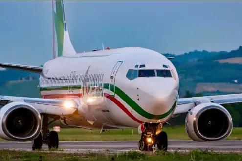 Un aereo sulla pista (Foto simbolo)