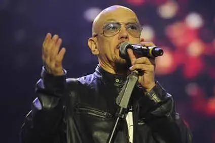 Enrico Ruggeri durante un concerto