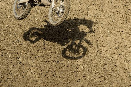 Cade mentre fa motocross, muore un adolescente