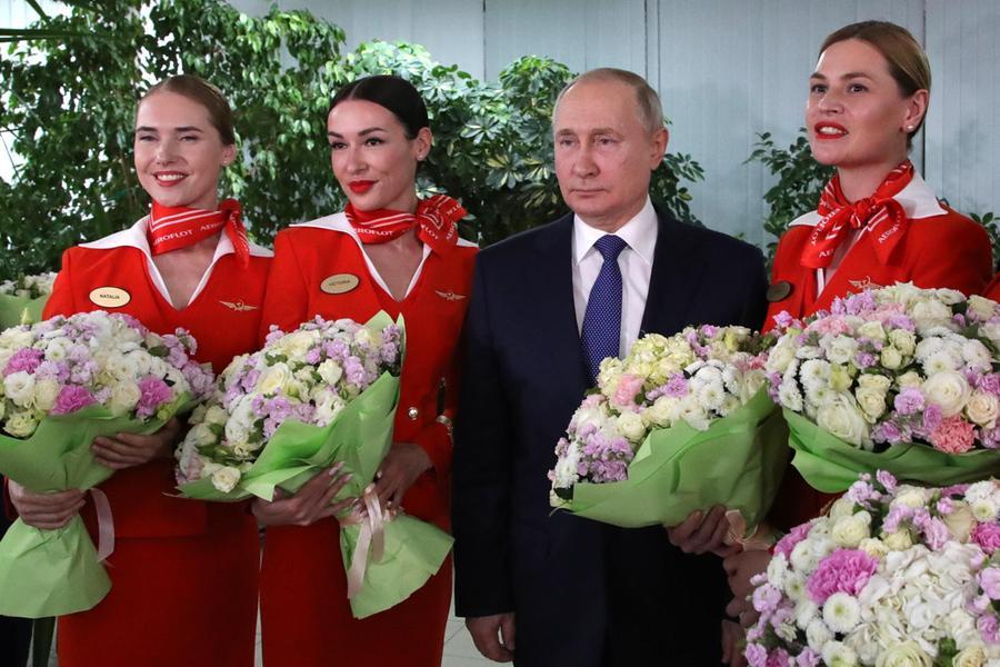 Putin con le hostess di Aeroflot (Ansa)