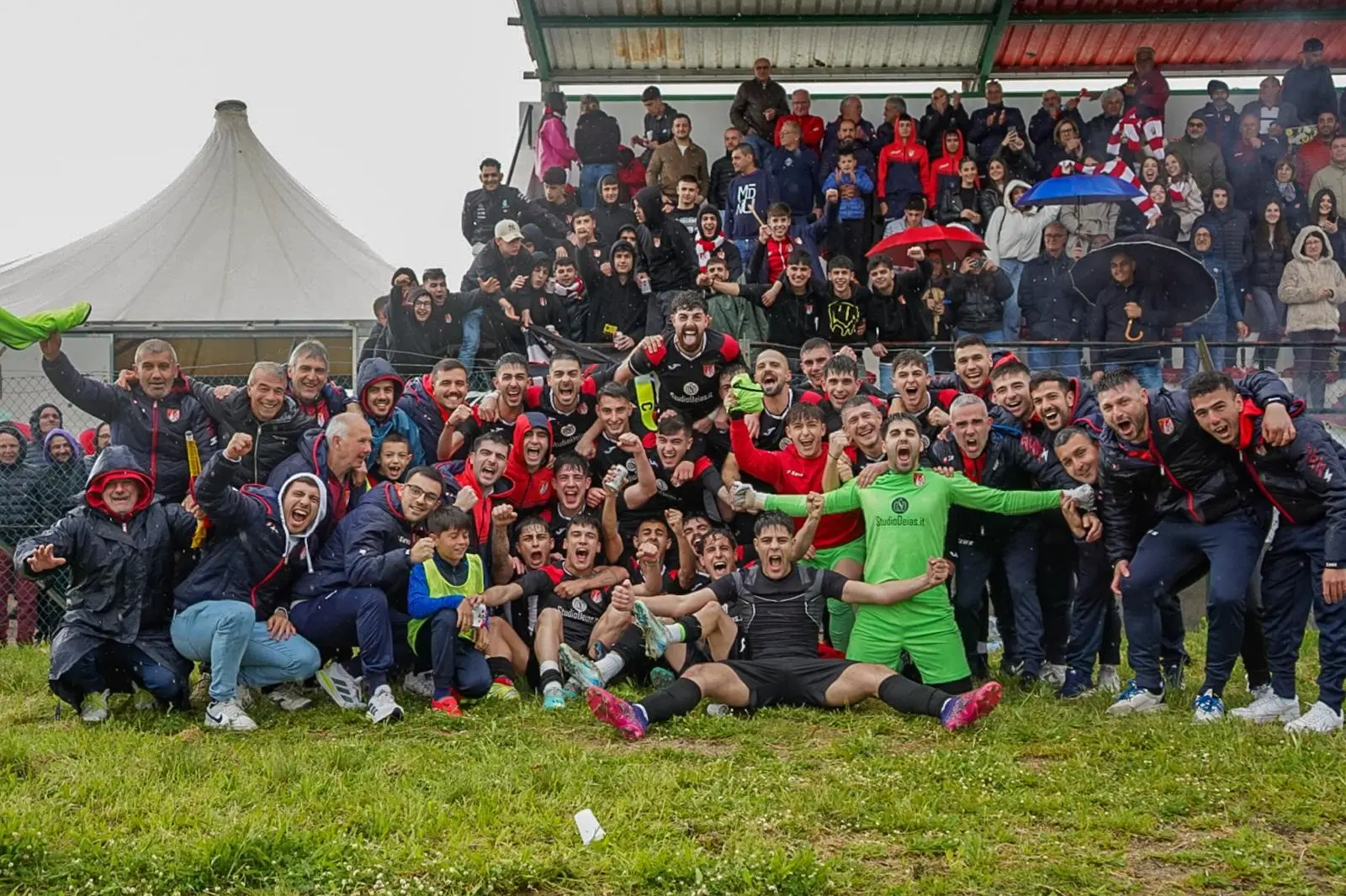 Il Samugheo festeggia la promozione (foto Marco Piras)