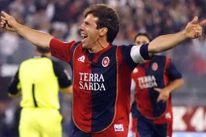 #AccaddeOggi: il 3 luglio del 2003 al Cagliari arriva Zola (Archivio L'Unione Sarda)