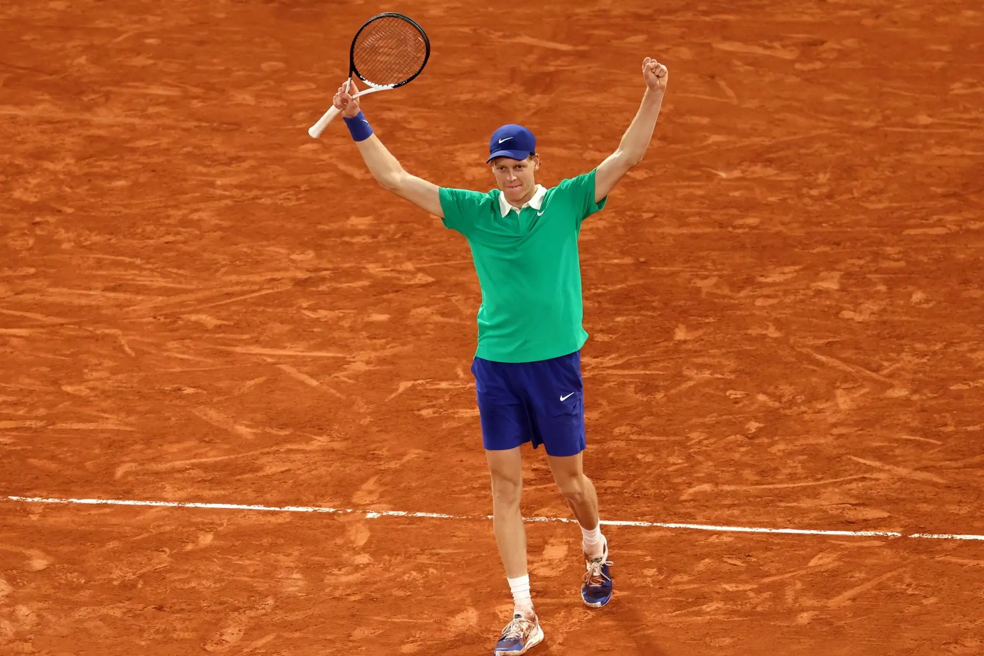 Jannik Sinner festeggia la vittoria in semifinale al Roland Garros (foto Epa/Ansa)