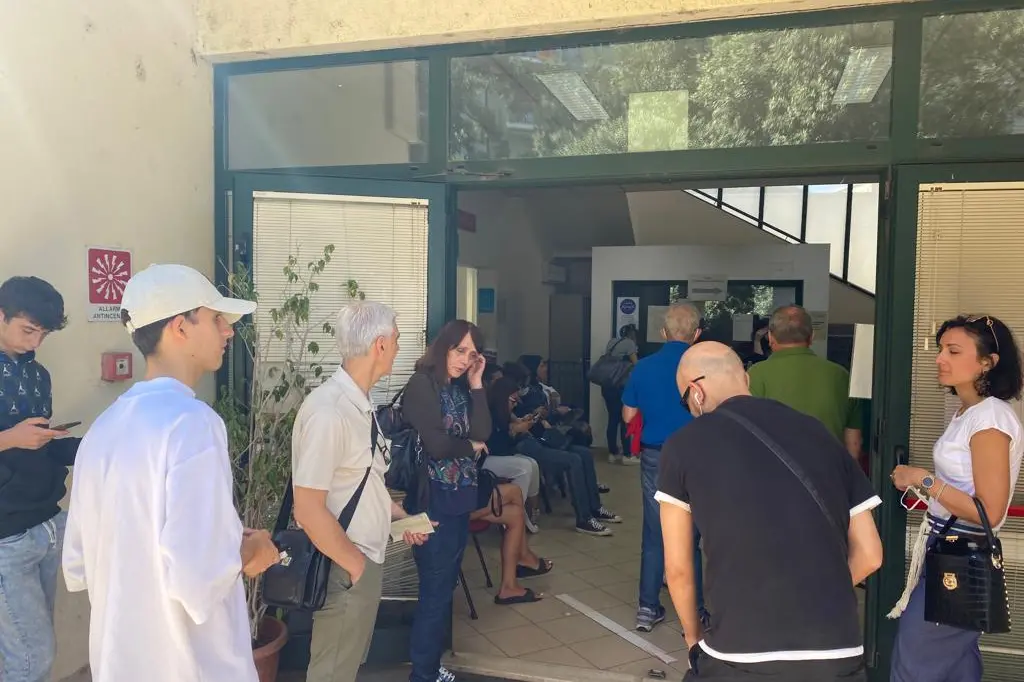 A Cagliari file in tutti gli uffici comunali per il ritiro delle tessere elettorali (Foto L'Unione Sarda)
