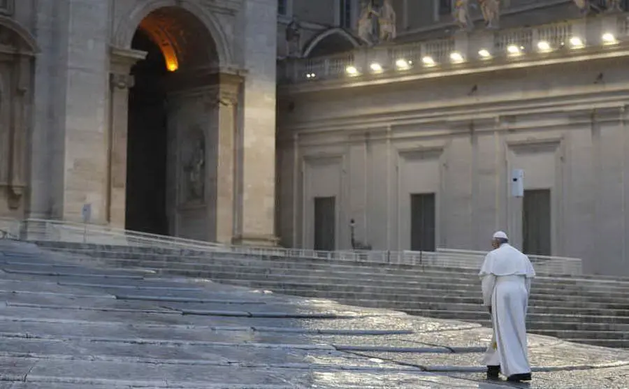 L'incredibile immagine del Papa, solo, in una piazza San Pietro vuota per il Covid (le foto della gallery sono Ansa e archivio L'Unione Sarda)