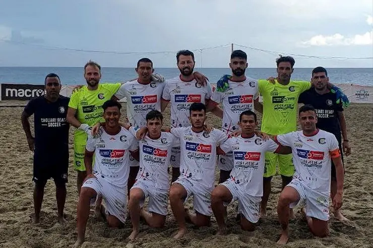 La squadra del Cagliari Beach Soccer per la partita contro la Vastese (foto concessa dalla società)