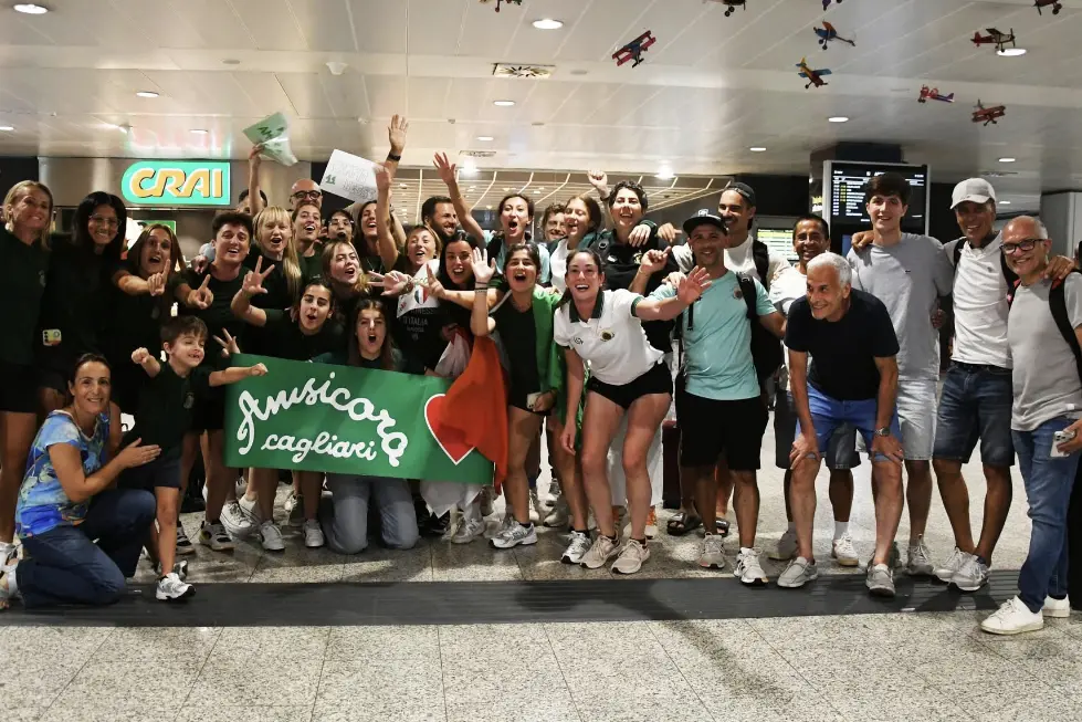 L'Amsicora Campione d'Italia e il "comitato d'accoglienza" all'aeroporto di Elmas (Foto Giuseppe Meloni)