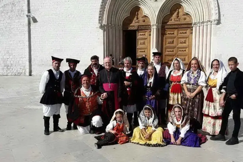 Fernando Pisu, terzo da sinistra (foto L'Unione Sarda - Serreli)