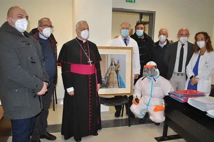 La visita dell'arcivescovo (foto ufficio stampa Aou Sassari)