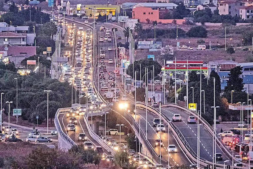 Cagliari traffico sull'Asse Mediano (Foto Archivio/Giuseppe Ungari)