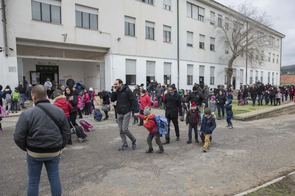 I bimbi lasciano la scuola (foto Pintus)