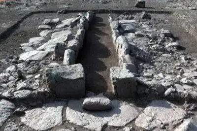 La tomba dei giganti che ha restituito bronzetti e perle del XIII sec. a.C.