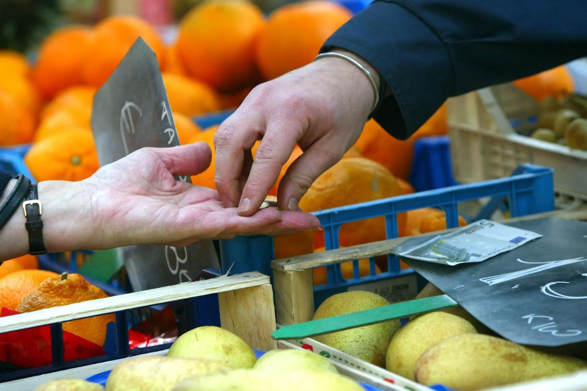 Il settore frutta e verdura di un supermercato (foto Ansa)