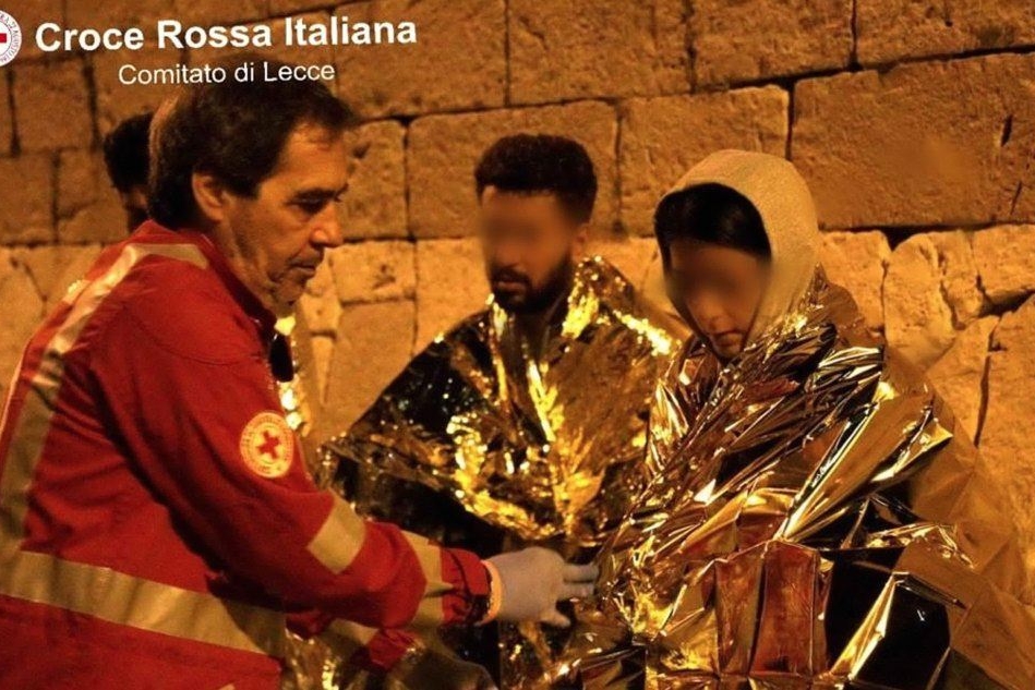 Uno degli ultimi sbarchi in Salento (Ansa - Ufficio stampa Croce Rossa italiana)
