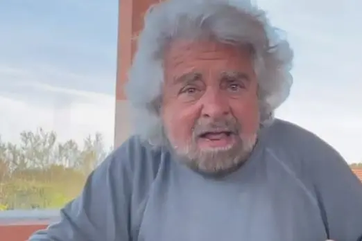 Beppe Grillo nel video postato per difendere il figlio Ciro