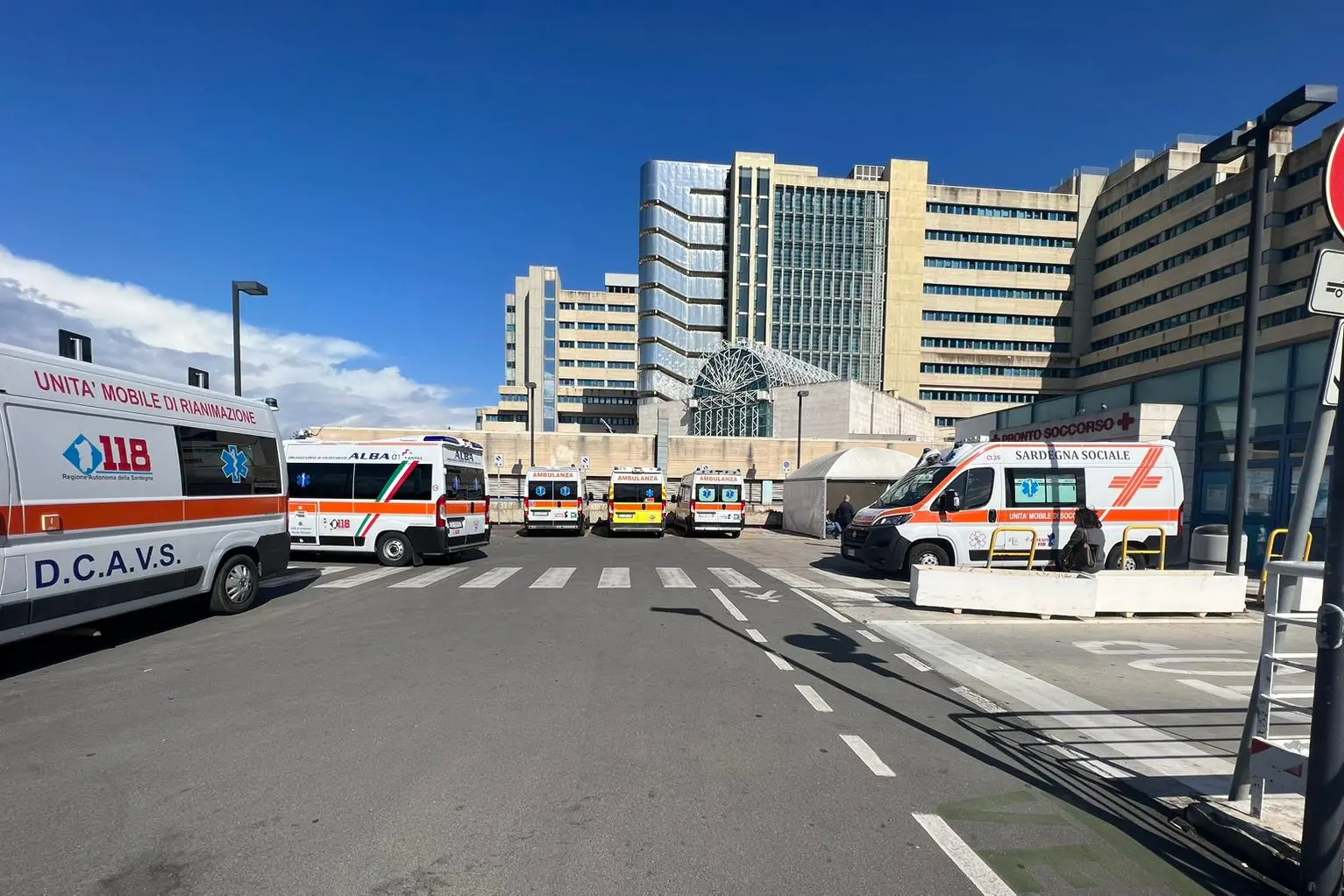 Ambulanze ferme all'esterno del Brotzu  (L'Unione Sarda)